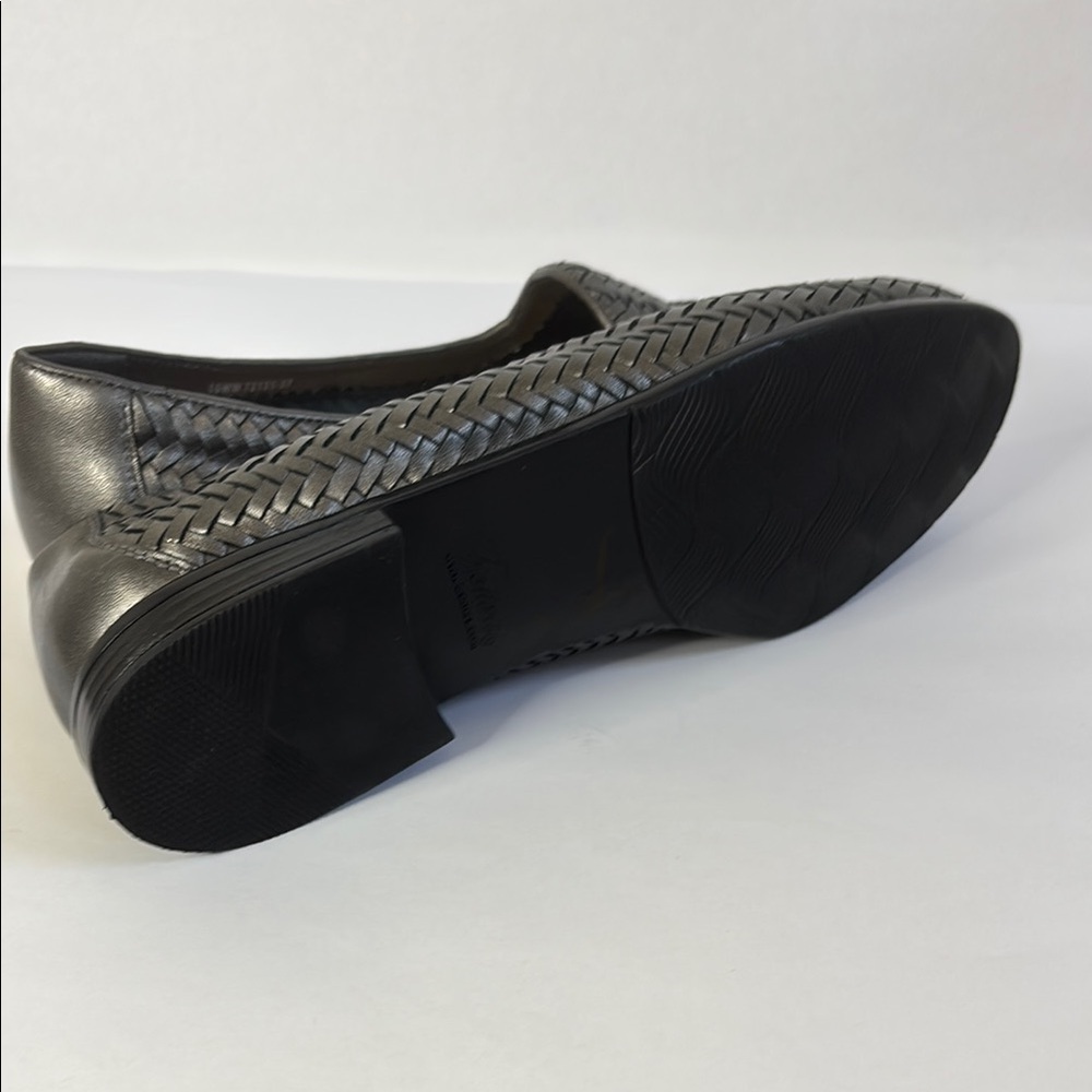 FINAL! NWOT! Trotters Silver Metallic Woven Leather Loafers - Picture 7 of 9